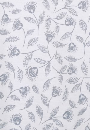 Tessuto con motivo floreale caratterizzato da foglie e fiori grigi su uno sfondo bianco, con contorni e texture dettagliate.