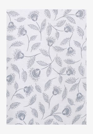 Tela con estampado floral que presenta hojas y flores grises sobre un fondo blanco, con contornos y texturas detalladas.