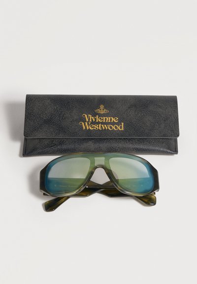 Μαύρα γυαλιά ηλίου Vivienne Westwood με φακούς με πράσινη απόχρωση, τοποθετημένα κάτω από μαύρη δερμάτινη θήκη με ανάγλυφη χρυσή σήμανση.