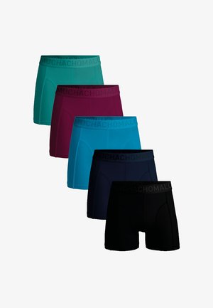 Pięć par bokserków w różnych kolorach: teal, burgund, aqua, granatowy i czarny. Miękki materiał z kontrastującymi elastycznymi pasami w kolorze "MUCHACHO".