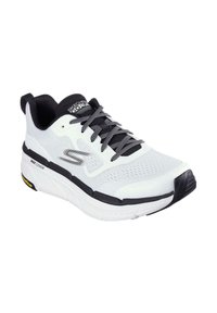 Zapatilla deportiva blanca con parte superior de malla, acentos negros y cordones negros. Presenta una suela acolchada con una banda de rodadura texturizada y logo.