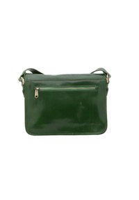 Borsa a tracolla verde in pelle con una texture liscia, tasca con zip sul davanti e tracolla regolabile. Forma rettangolare con bordi arrotondati.