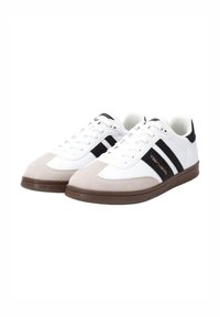 Zapatillas blancas con rayas negras, puntera de ante y suela de goma marrón. Presentan un diseño de cordones y un cuello acolchado para mayor comodidad.