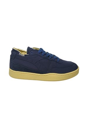Marineblå sneakers med en glat stofoverdel, gul gummisål og blå snørebånd. Har polstret krave og strukturerede ruskindsdetaljer.