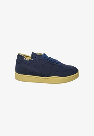 Marineblauwe sneaker met een gladde stoffen bovenkant, gele rubberen zool en blauwe veters. Heeft een gewatteerde kraag en getextureerde suede accenten.