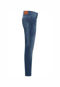 Slim fit, sima textúrájú kék farmernadrág, öt zsebes dizájnnal, és barna bőr folttal a derékrészen.