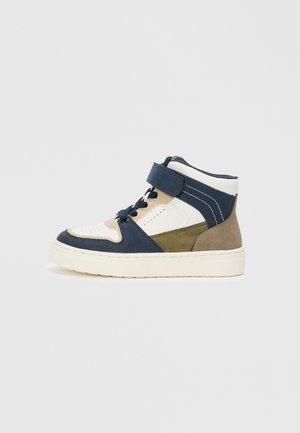Hoge sneakers met een mix van marineblauw, wit, beige en olijfgroene suède. Voorzien van een klittenbandsluiting, vetersluiting voor en geperforeerde details.
