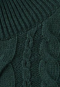 Tejido de punto verde oscuro que presenta patrones de canalé y trenzas, mostrando una apariencia texturizada con detalles de puntadas variables.