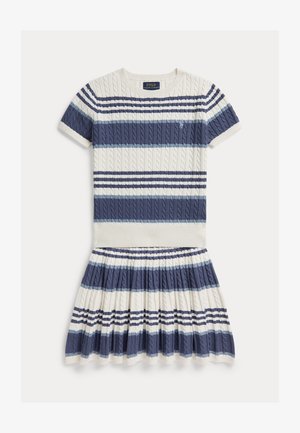 Krátký pletený šaty s krátkými rukávy s vodorovnými pruhy v námořnické modři, světle modré a bílé barvě a strukturou copánkového pletení, s plisovanou sukní a kulatým výstřihem.