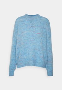 Ljusblått stickat tröja med flerfärgade fläckar, ribbad rund halsringning, ärm- och nederkant, utställd mot en vit bakgrund.