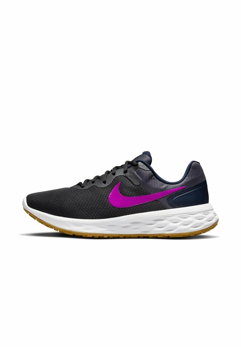 Baskets de sport noires avec une tige en maille texturée, swoosh Nike violet, semelle intermédiaire blanche et semelle extérieure en caoutchouc de gomme. Comprend des lacets et un col rembourré.