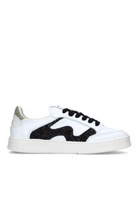 Sneakers bianche con accenti neri glitterati, una parte superiore in pelle liscia, lacci piatti e un tallone grigio. Presentano una spessa suola in gomma bianca.