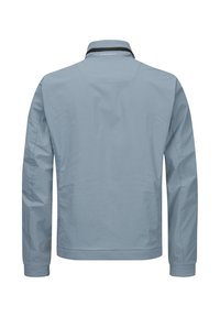 Hellblaue Jacke mit einer weichen, glatten Textur, langen Ärmeln und einem Stehkragen. Mit minimaler Markenkennzeichnung auf dem Rücken.