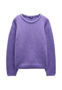Fioletowy, puszysty sweter z okrągłym dekoltem, opadającymi ramionami oraz ściągaczami przy mankietach i u dołu. Miękka tekstura, luźny krój.