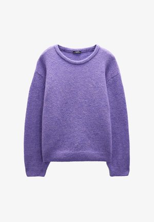 Fioletowy, puszysty sweter z okrągłym dekoltem, opadającymi ramionami oraz ściągaczami przy mankietach i u dołu. Miękka tekstura, luźny krój.