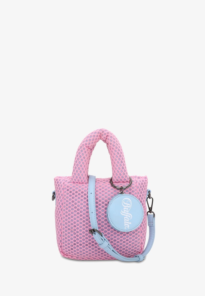 Kleine handtas van roze gaas materiaal met een getextureerd oppervlak, voorzien van blauwe leren accenten, korte handvaten en een afneembare schouderriem.