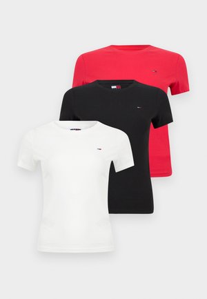 Kolm lühikeste varrukatega ümara kaelusega T-särki valges, mustas ja punases värvitoonis, igaühel väike Tommy Hilfigeri logo rinnal.