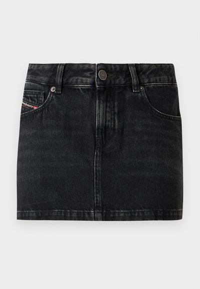 Mini-jupe en jean noire avec bouton à l'avant, passants de ceinture, deux poches avant et une petite étiquette de marque sur la poche droite.