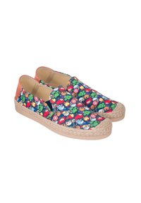 Zapatos slip-on coloridos con un patrón de personajes de dibujos animados en la tela, suela de yute beige y acentos naranjas en la parte trasera.
