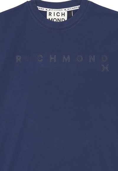 T-shirt in cotone blu navy con testo in rilievo "RICHMOND" sul petto e collo rotondo. Texture liscia con un design semplice.