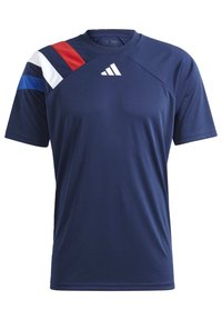 Navyblauw sportt-shirt met korte mouwen, voorzien van rood, wit en blauwe diagonale strepen op de schouder en een wit logo op de borst.