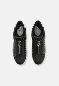 Baskets en cuir noir avec des accents argentés, dotées d'une fermeture éclair fonctionnelle et de détails en œillets décoratifs sur les côtés.