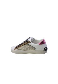 Sneaker bianco con stampa leopardata e dettagli glitterati, tacco metallico rosa e una fascetta nera. Materiale liscio con pannelli testurizzati.