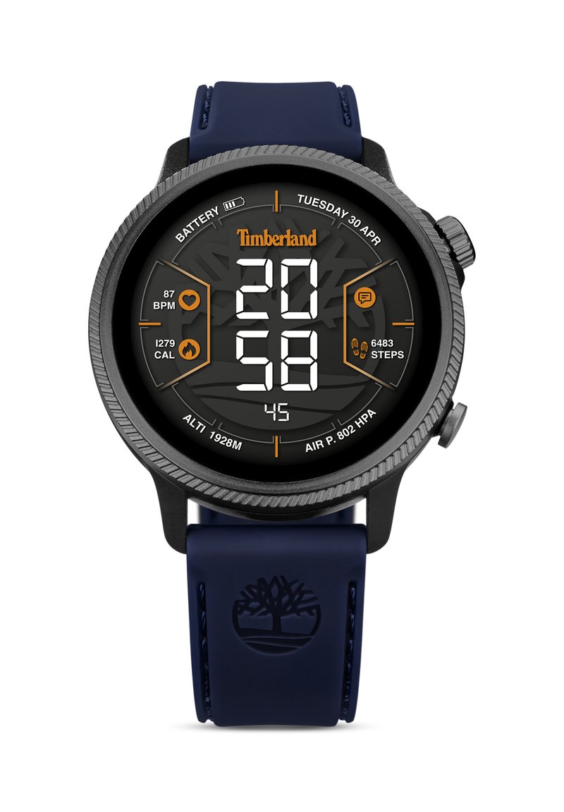 Digitale klok met een zwarte ronde wijzerplaat, plastic marineblauwe band, Timberland-logo, geeft tijd, hartslag, stappen en batterijstatus weer. Tekst in oranje accenten.