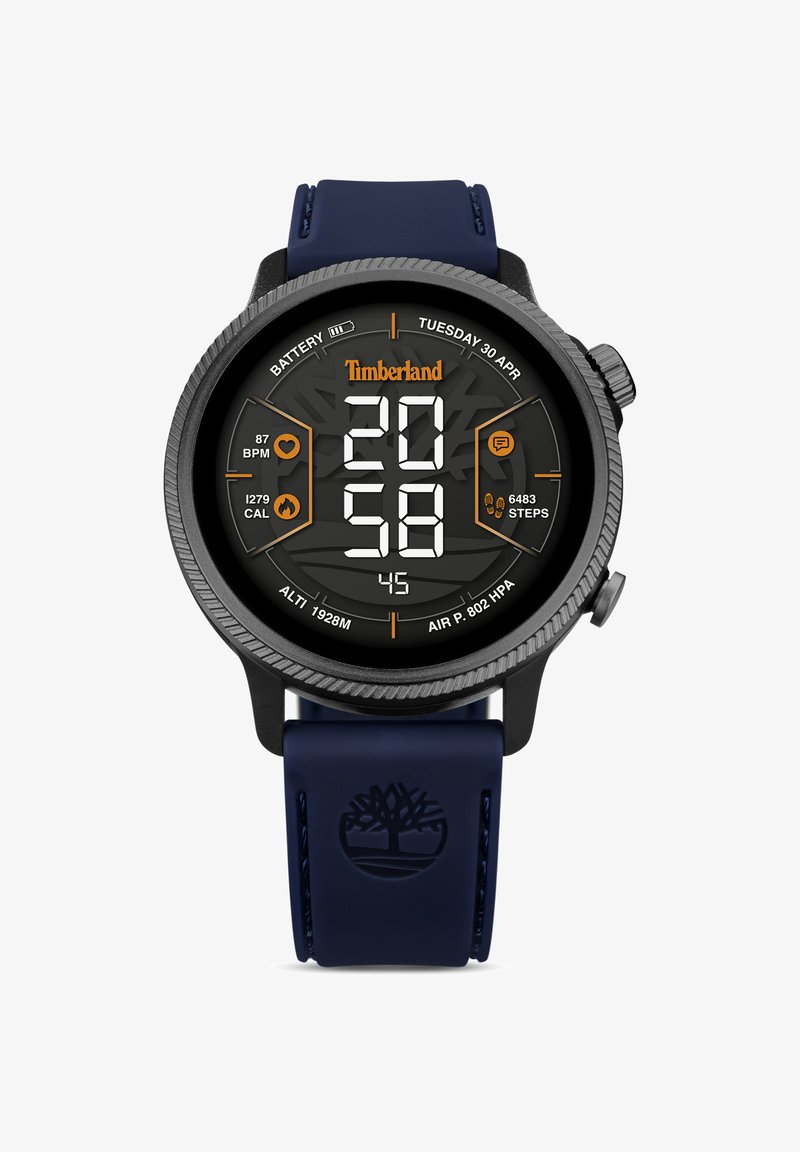 Digitale klok met een zwarte ronde wijzerplaat, plastic marineblauwe band, Timberland-logo, geeft tijd, hartslag, stappen en batterijstatus weer. Tekst in oranje accenten.