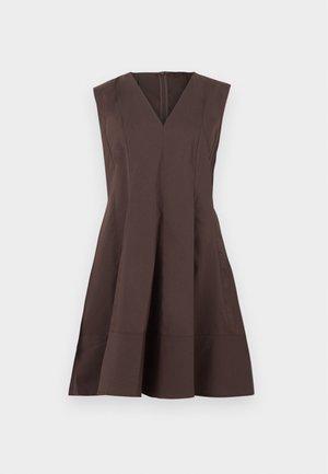 Brun ärmlös klänning med V-ringning, strukturerad liv och utsvängd kjol. Tillverkad av ett mjukt tyg med en subtil lyster. Dragkedja i ryggen.