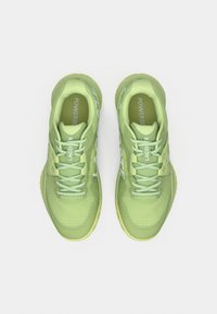Πράσινα αθλητικά παπούτσια με υφασμάτινο πλέγμα, σχεδιασμό με κορδόνια, λευκά λογότυπα και μαλακή σόλα από καουτσούκ.