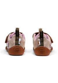 Scarpe per bambini in tessuto intrecciato rosa e beige con suole in gomma marrone, caratterizzate da un grazioso tag con un animale e un tallone con anello per indossarle facilmente.