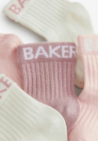 Chaussettes de cheville colorées en coton rose, crème et blanc. Texture côtelée avec le logo "BAKER" sur les poignets. Matériau doux et léger.