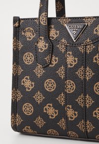 Čierna štruktúrovaná syntetická kabelka s farebným vzorom loga v zlatej a hnedé farbe, s hornými uchami a strieborným trojuholníkovým emblémom značky.