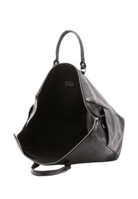 Borsa in pelle nera con ampia apertura, chiusura con zip e doppio manico. L'interno è foderato in tessuto, senza tasche o motivi aggiuntivi.