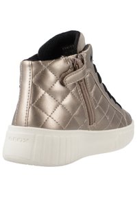 Zapatilla alta en acabado metálico bronce con acolchado, con cremallera lateral, cordones negros y suela de goma blanca.