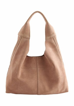 Zachte roze suède handtas met een brede schouderband en zichtbare stiksel details, weergegeven tegen een witte achtergrond.