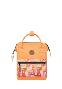 Orangener Rucksack mit einer glatten, synthetischen Textur. Verfügt über eine bunte Reißverschlusstasche mit geometrischem Muster. Obere Trageschlaufe und Logo-Detail.