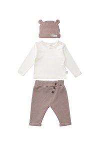 Kleinkind-Outfit-Set mit einem cremfarbenen Langarmshirt, weichen braunen Hosen mit drei Knöpfen und einer braunen Mütze mit Ohrakzenten.