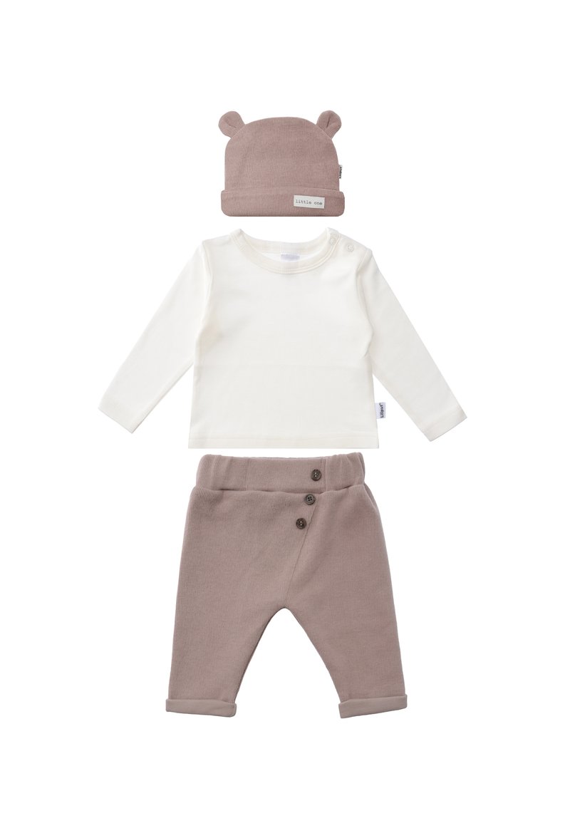 Kleinkind-Outfit-Set mit einem cremfarbenen Langarmshirt, weichen braunen Hosen mit drei Knöpfen und einer braunen Mütze mit Ohrakzenten.