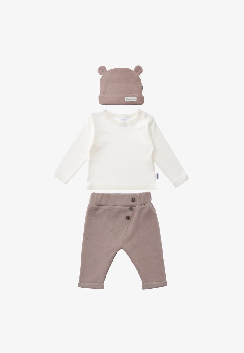Kleinkind-Outfit-Set mit einem cremfarbenen Langarmshirt, weichen braunen Hosen mit drei Knöpfen und einer braunen Mütze mit Ohrakzenten.