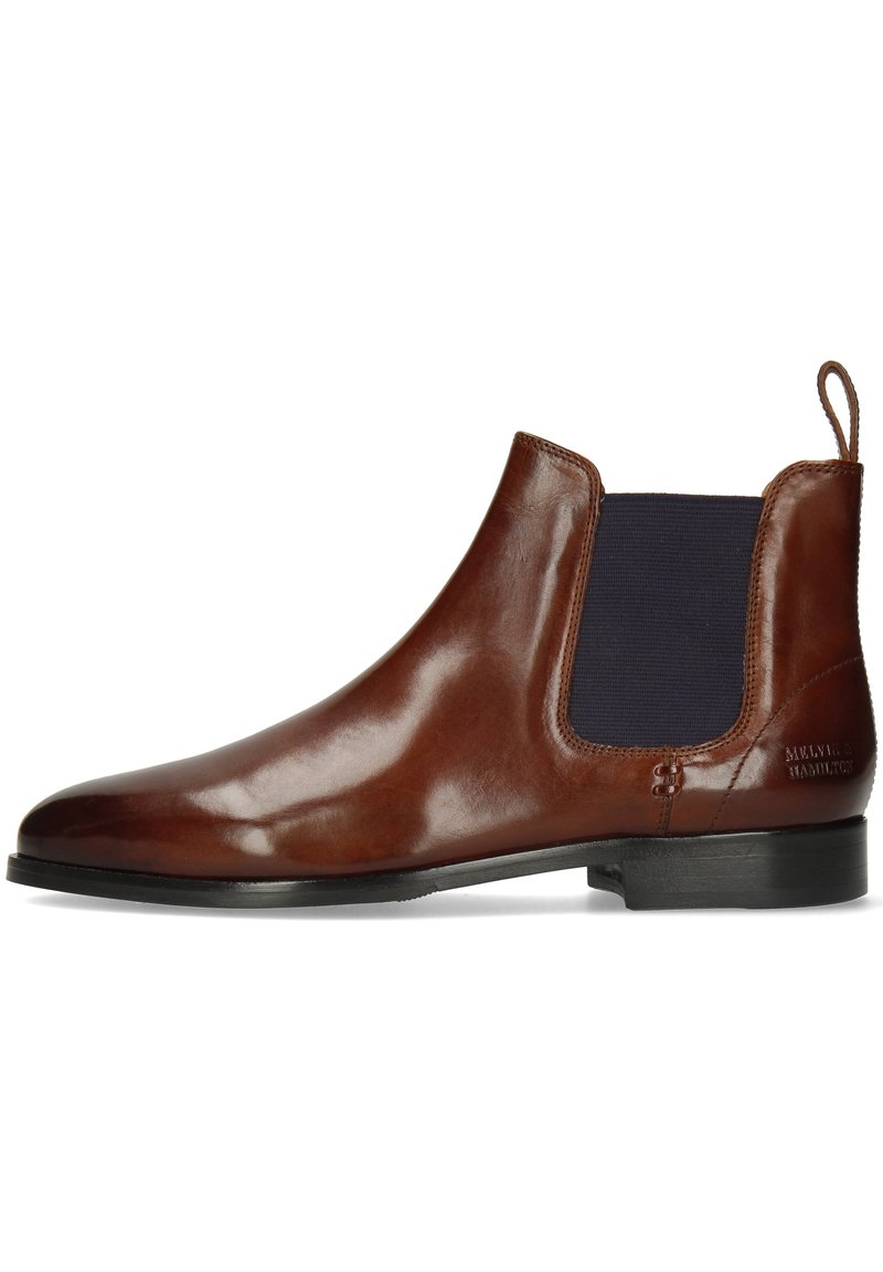 Bota Chelsea de cuero marrón con paneles elásticos en los costados, forma estilizada, acabado brillante y una tira en el talón; presenta un sutil logotipo en el lateral.