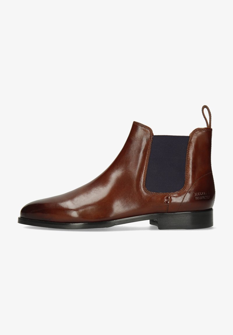 Braune Leder Chelsea-Stiefel mit elastischen Seitenpaneelen, schlanker Form, glänzender Oberfläche und einer Zuglasche an der Ferse; mit dezentem Branding an der Seite.