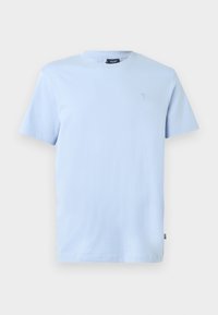 Camiseta de manga corta color azul claro con cuello redondo, pequeño logo bordado en el lado izquierdo del pecho y etiqueta de la marca en el interior del cuello.
