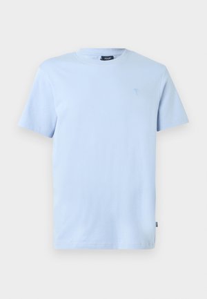 Světle modré tričko s krátkými rukávy a kulatým výstřihem, s malým vyšitým logem na levé straně hrudi a značkovou etiketu uvnitř límce.