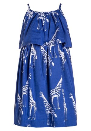 Blaues ärmelloses Kleid mit weißem Giraffendruck, ausgestattet mit einer geschichteten Rüschentop und einem gerafften Rock.