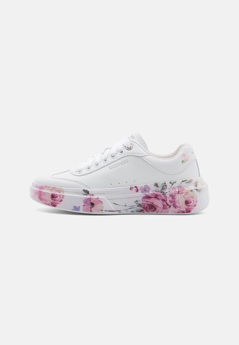 Baskets blanches Skechers avec imprimé floral rose et violet sur la semelle transparente et petit détail fleur près du talon.