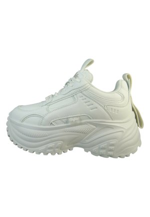 Baskets plates blanches à plateforme épaisse avec semelle texturée épaisse, fermeture à lacets et languettes sur la languette et le talon, vues de côté extérieur.