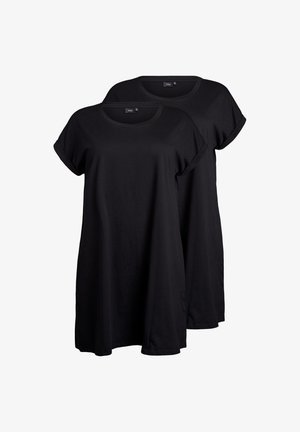Twee zwart korte mouwen t-shirts van zachte katoen, met ronde halslijnen en een relaxte pasvorm, met opgerolde mouwen.
