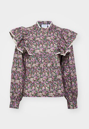 Blusa floral com mangas bufantes, gola alta, apresentando um fundo verde e pequenas flores em creme, rosa e roxo; acabamentos em renda.